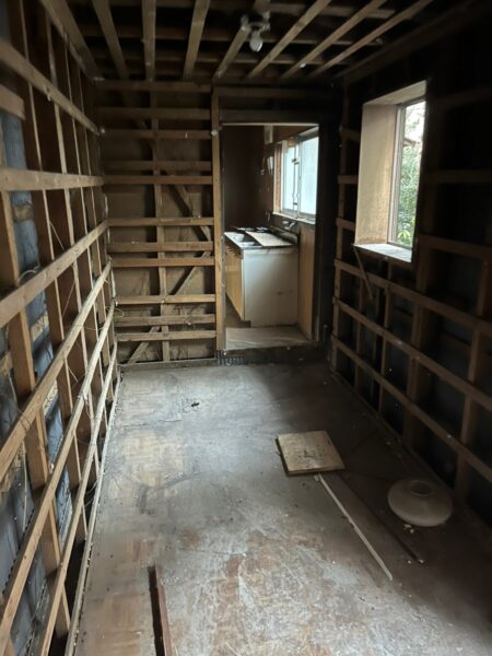 富山市解体工事屋の内部解体工事の家の中
