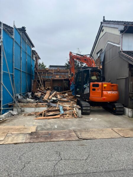 富山市解体工事屋の重機を使った解体工事
