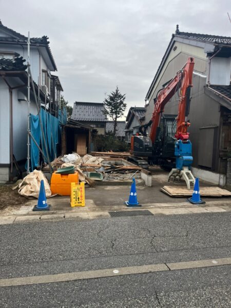 富山市解体工事屋の重機を使った解体工事