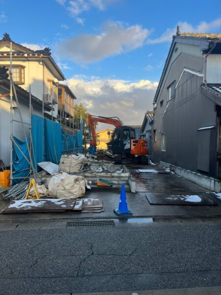 富山市解体工事屋の重機を使った解体工事