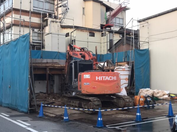 富山市の解体工事会社EIKI Inc. 　建物が隣接した地域での解体工事