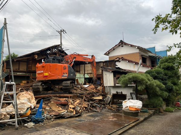 富山市の解体工事中