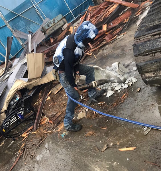 富山市の解体工事でドリルを使用中