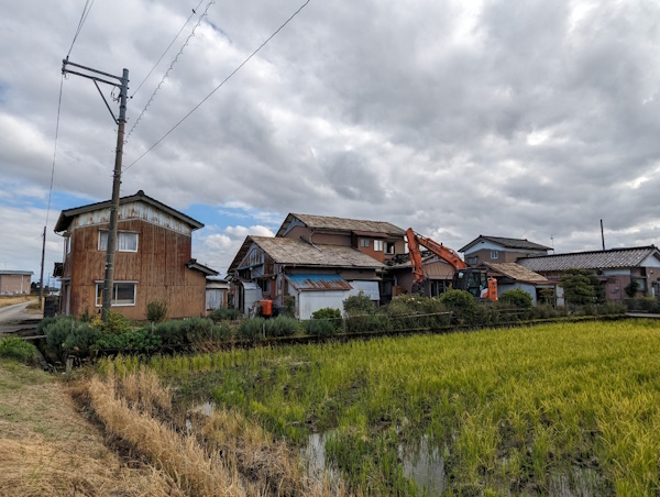 富山市の田んぼ横の解体工事現場