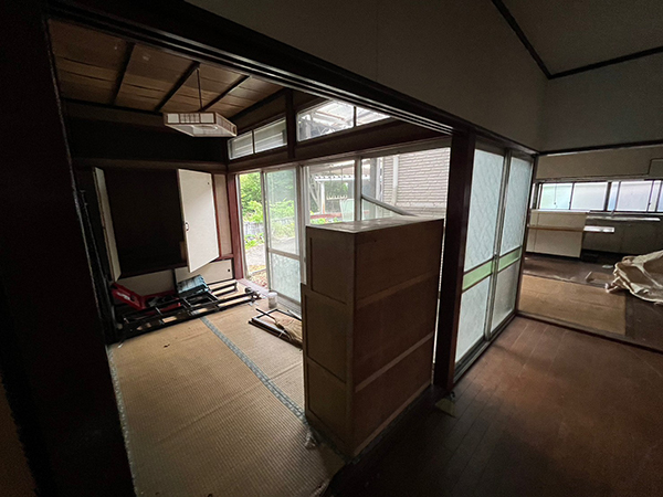 下屋にある3畳程の和室です。タンスが置かれており、押入れがあります。ガラス戸から外の景色が見えます。