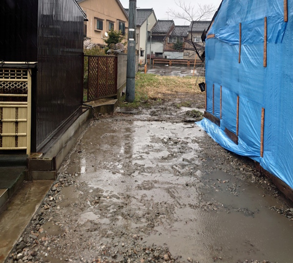 雨の降った解体後の整地