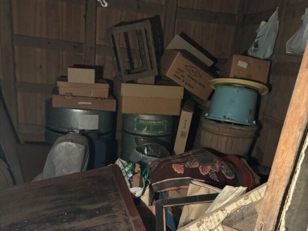 富山の解体工事屋株式会社エイキ　土蔵の解体工事　残留物の運び出し