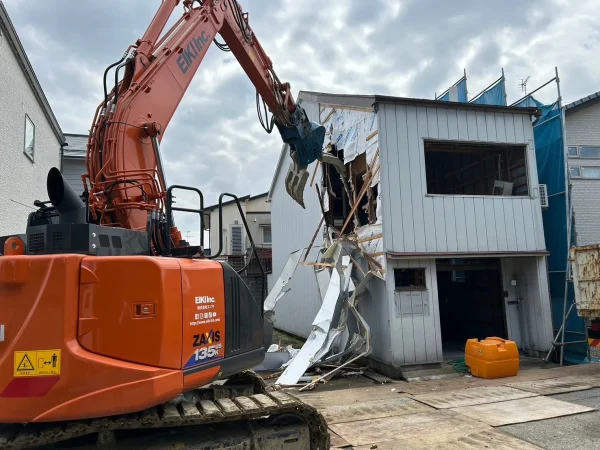 ユンボ（油圧ショベル）で家を解体中
