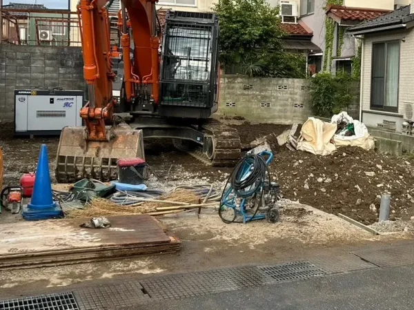 家を解体し、コンクリート基礎を解体中