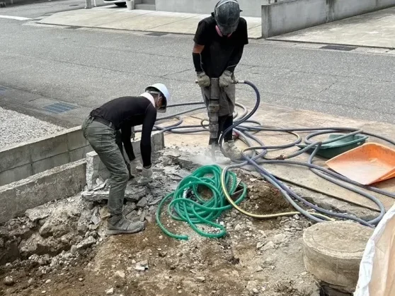 道路や隣家との境界をきれいに斫っている