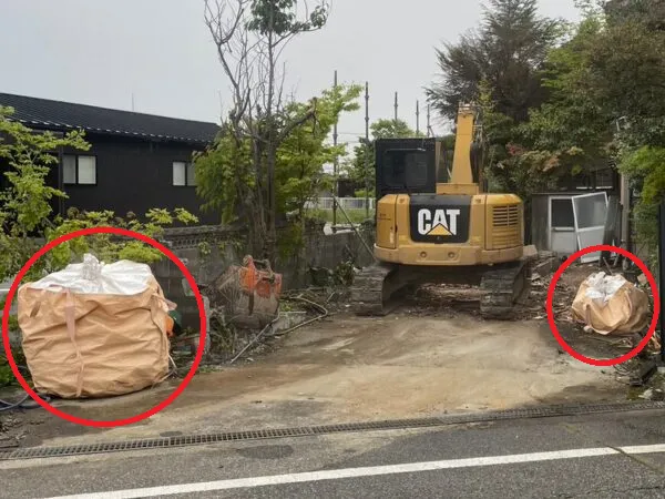 解体ガラを入れるフレコンバック