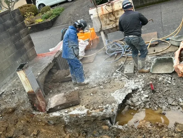 コンクリート基礎を解体中２