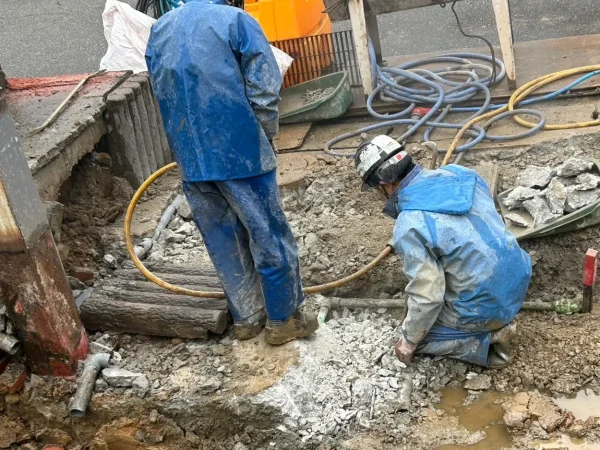地面の下も丁寧に撤去