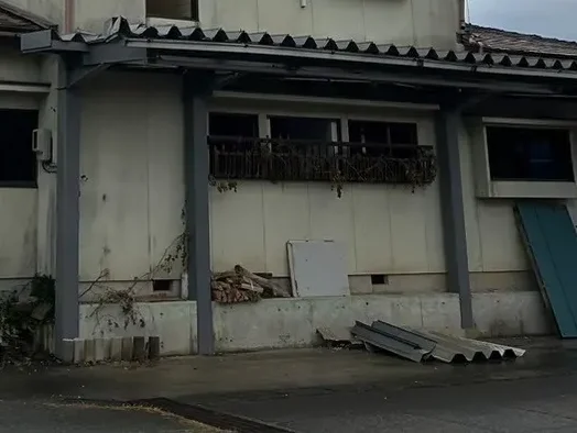 富山で鉄骨の屋根と柱およびコンクリート基礎を解体
