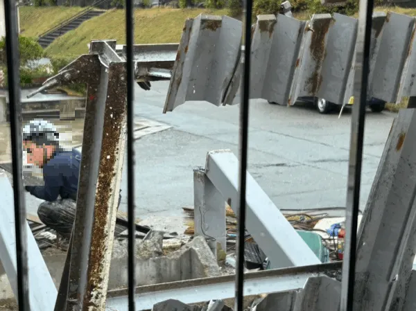 鉄骨屋根と柱の解体の途中