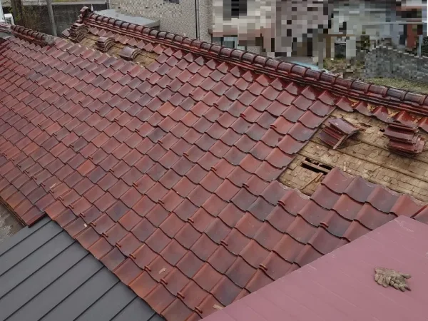 解体途中の屋根瓦の行方