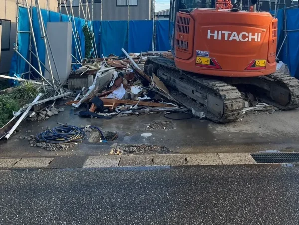 養生シートは貼られた現場で躯体を解体しました。
