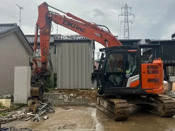 基礎を解体中