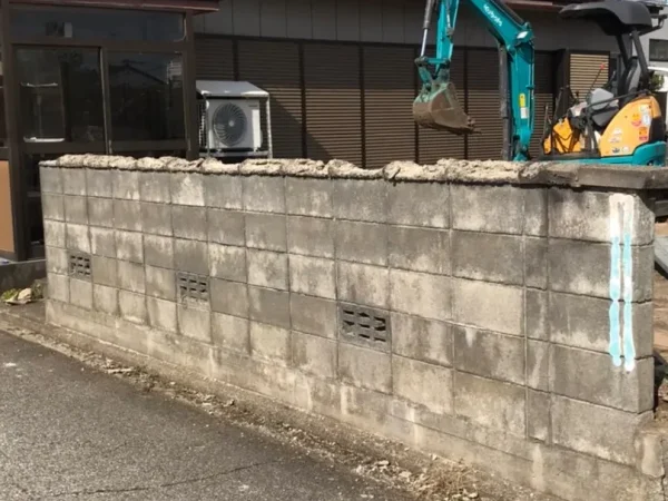 富山の株式会社エイキ　植栽・車庫・ブロック塀の解体工事　小型重機による解体作業