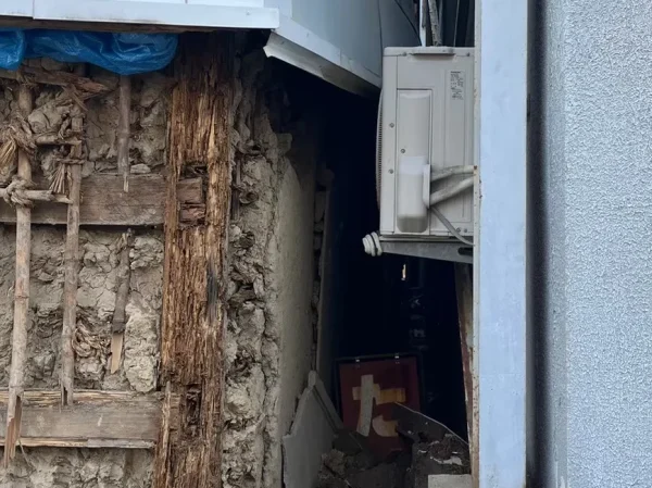 富山の解体工事屋　株式会社エイキ　土蔵外壁の解体　解体中　隣の建物との隙間
