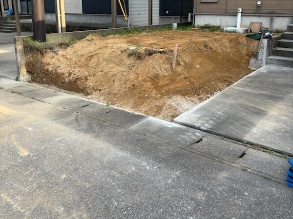 擁壁撤去後の残土が盛り上がっている写真