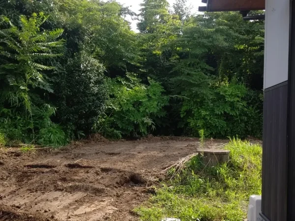 富山の株式会社エイキ　植栽の撤去と整地作業　植栽撤去と整地作業中の地面