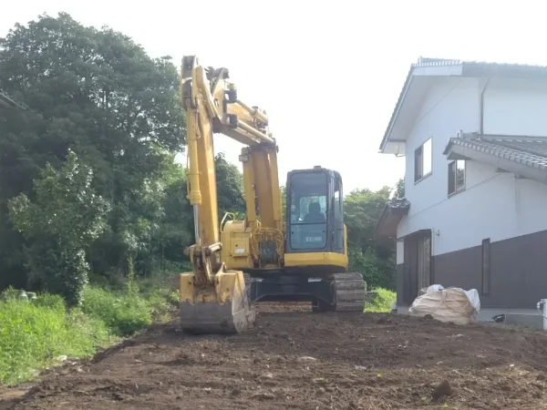富山の株式会社エイキ　植栽の撤去と整地作業　 重機で整地作業完了！