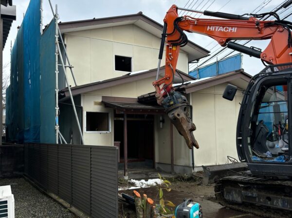 軽量鉄骨造の住宅を解体し始め