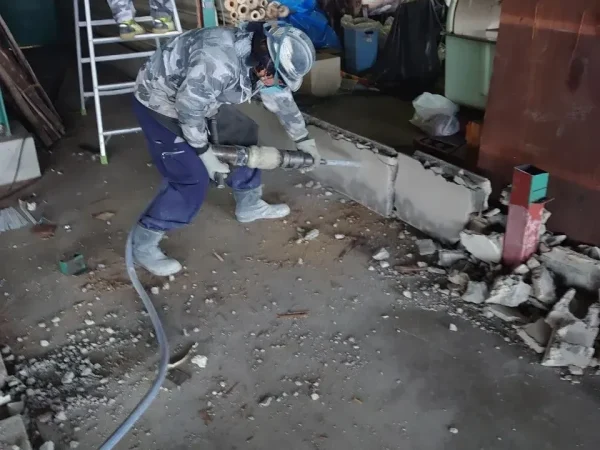 電動ハンマーで、解体中。