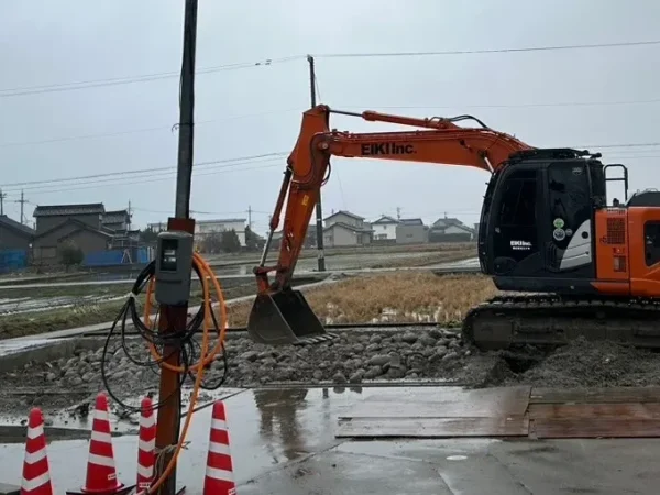 重機を利用した基礎の解体
