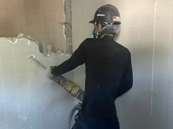 富山の株式会社エイキ　トイレ改修を目的とした解体工事　解体中 