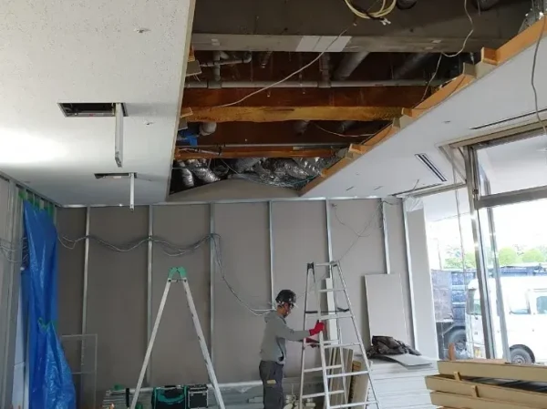 富山の株式会社エイキ　ホテルの内装解体工事　天井から顔を出す配線