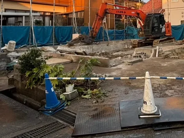 建物を解体後、基礎を解体中