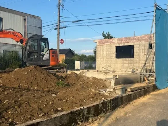 建物の解体をほぼ終え、地面の更地化に入る。