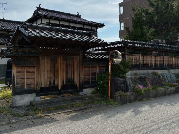 富山の解体工事屋　株式会社エイキ　解体前の住宅。門構えが見事。
