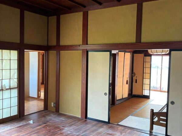 富山の解体工事屋　株式会社エイキ　内装解体前の住宅内部