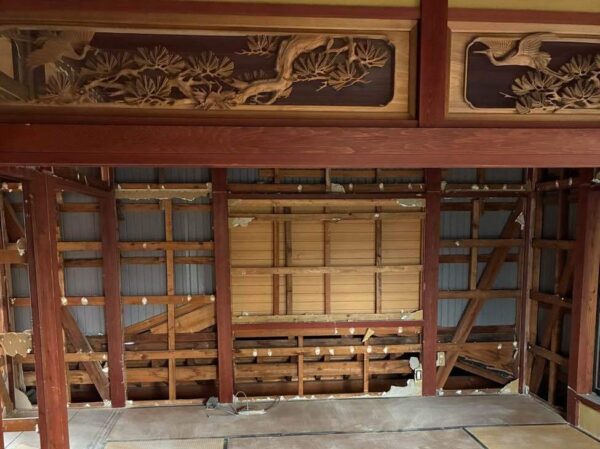 富山の解体工事屋　株式会社エイキ　壁を取り去った住宅内部。欄間が見事。