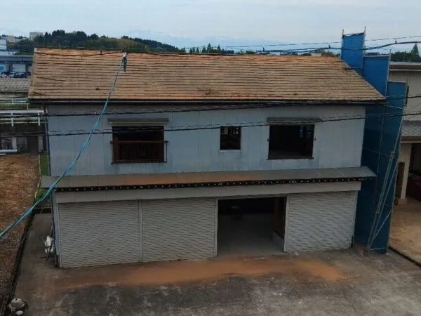 納屋の屋根をまずは解体