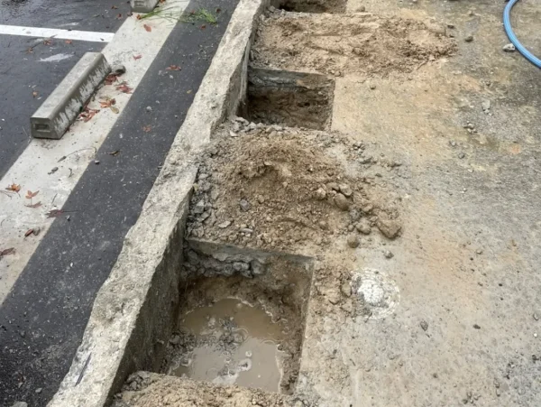 富山の株式会社エイキがお客様に聞いてみた！　駐車場付近のコンクリート塀の解体工事　基礎部分の解体直後