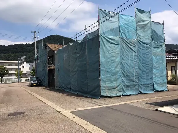 埃の飛散を最小限にするために養生シートを張る