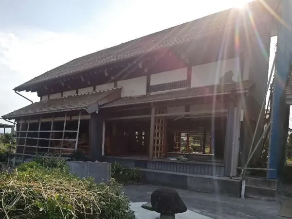 内部解体をすませた家屋の姿