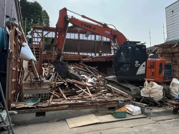重機で躯体を解体中