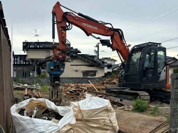 解体廃材をリサイクルのために材料ごとに分ける
