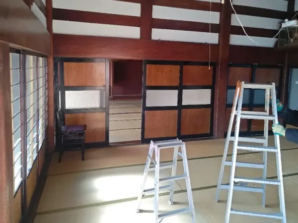 内部解体をする前の屋内1
