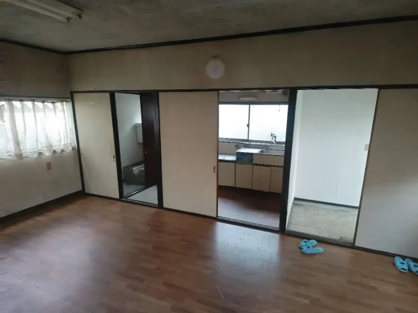 解体前のプレハブ内部