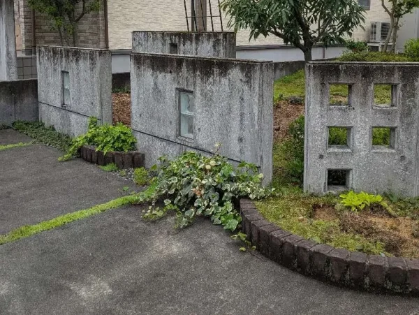 富山の株式会社エイキ　解体前の前庭