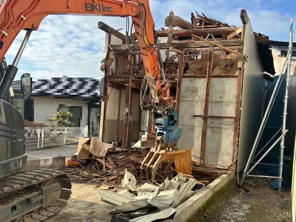 重機で納屋を解体中