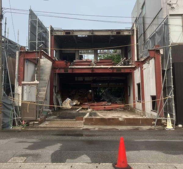 富山の株式会社エイキ　S造（鉄骨造）の解体工事　鉄骨の切断と撤去