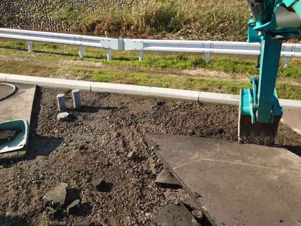 重機で解体中のアスファルト