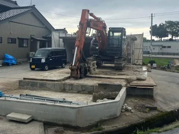 納屋の基礎コンクリートを解体中